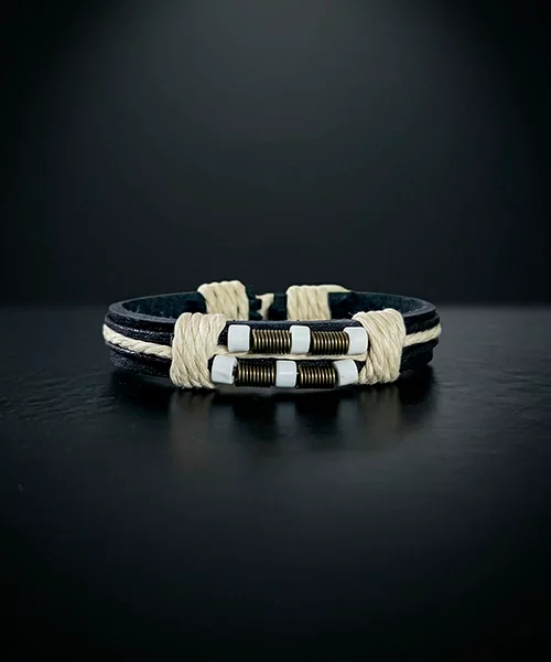 Manilla de hombre en cuero color blanco