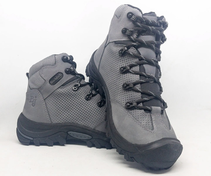 Bota outdoor Delta color gris para hombre - 437